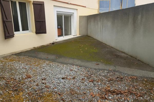 T3 – 69 m² + 70 m² de garages – Cour privative