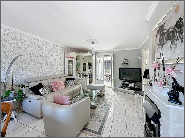 Grand terrain et dépendances pour cette maison