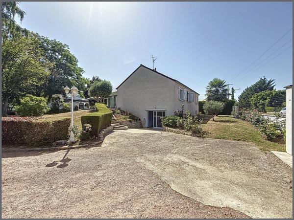 Grand terrain et dépendances pour cette maison