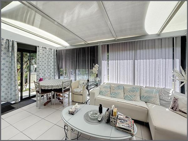 Grand terrain et dépendances pour cette maison