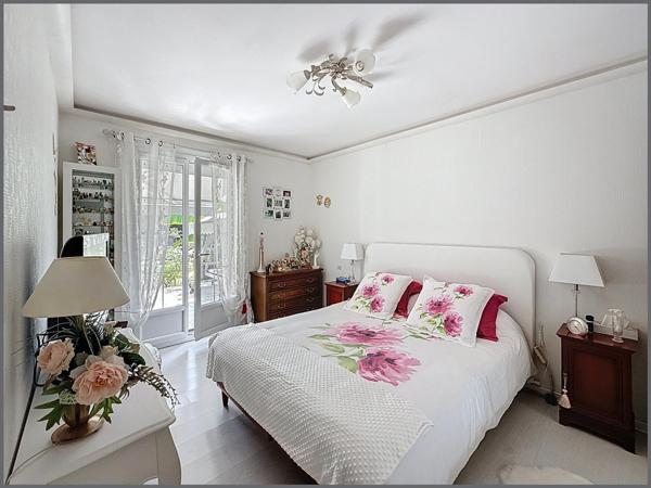 Grand terrain et dépendances pour cette maison