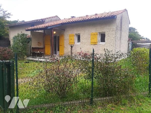 A environ 1.5 km de l'océan et du centre bourg, jolie maison des années 80 avec terrasse et jardin.