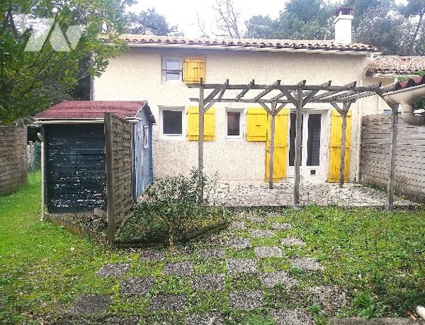 A environ 1.5 km de l'océan et du centre bourg, jolie maison des années 80 avec terrasse et jardin.