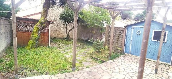 A environ 1.5 km de l'océan et du centre bourg, jolie maison des années 80 avec terrasse et jardin.