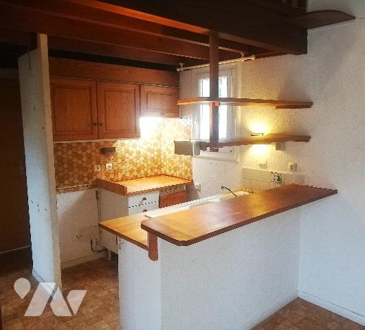 A environ 1.5 km de l'océan et du centre bourg, jolie maison des années 80 avec terrasse et jardin.