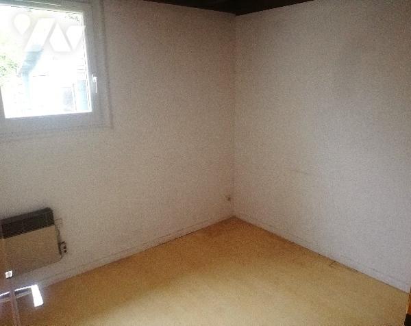 A environ 1.5 km de l'océan et du centre bourg, jolie maison des années 80 avec terrasse et jardin.