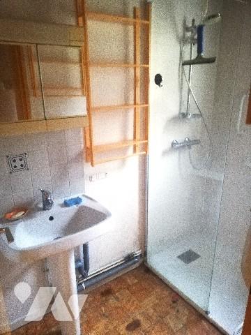 A environ 1.5 km de l'océan et du centre bourg, jolie maison des années 80 avec terrasse et jardin.