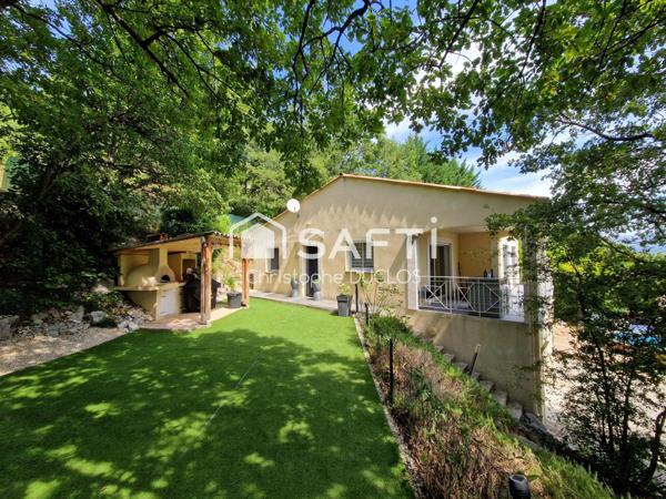 Maison traditionnelle avec piscine, jardin et garage.