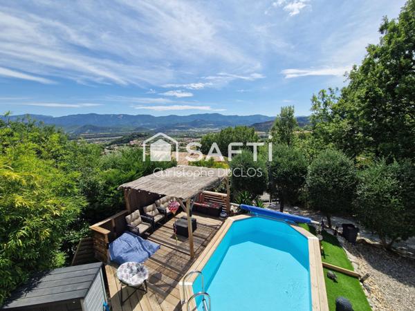 Maison traditionnelle avec piscine, jardin et garage.