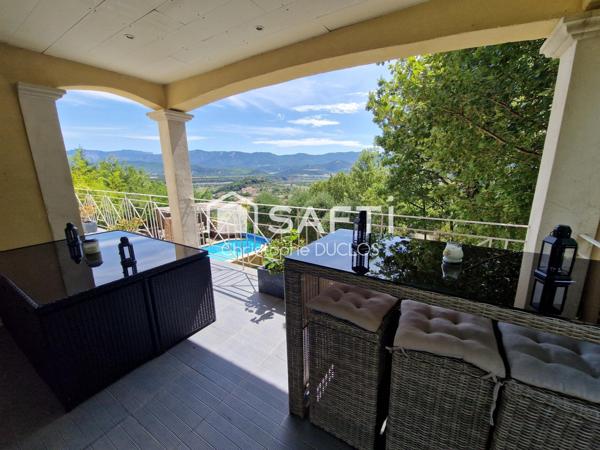 Maison traditionnelle avec piscine, jardin et garage.