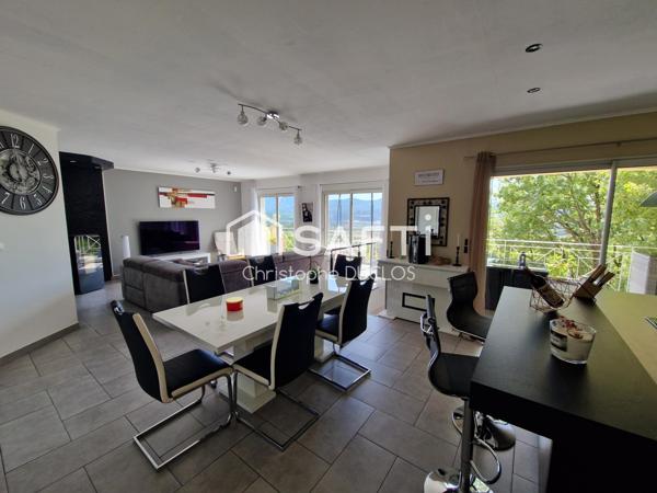 Maison traditionnelle avec piscine, jardin et garage.