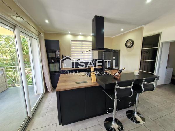 Maison traditionnelle avec piscine, jardin et garage.