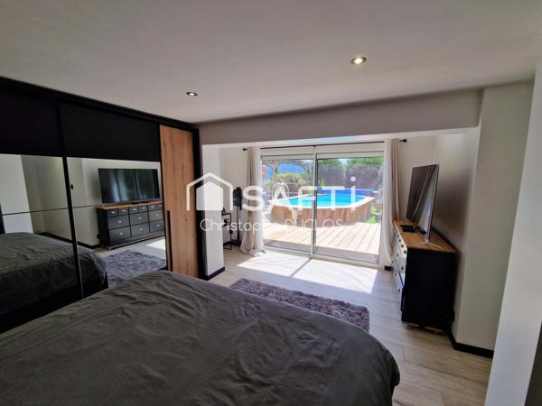 Maison traditionnelle avec piscine, jardin et garage.