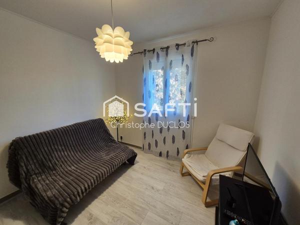 Maison traditionnelle avec piscine, jardin et garage.