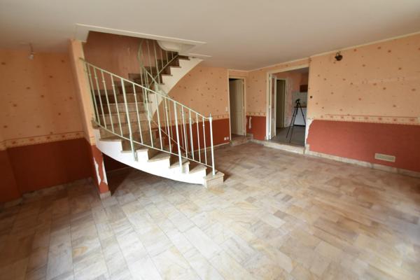 A découvrir au coeur du beaujolais maison de village à rénover idéal pour une famille avec ses grands volumes