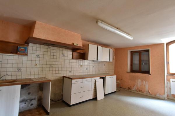 A découvrir au coeur du beaujolais maison de village à rénover idéal pour une famille avec ses grands volumes