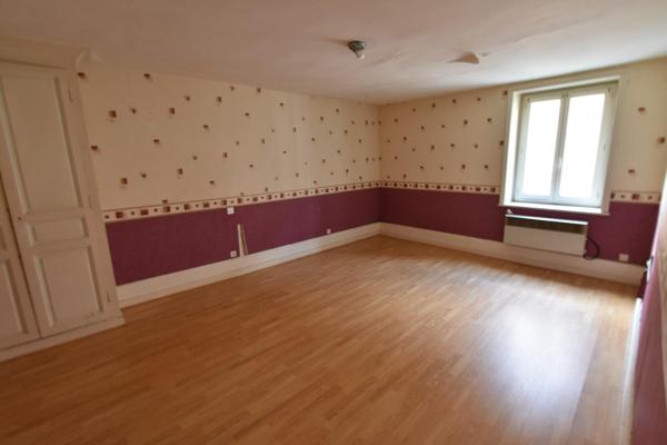 A découvrir au coeur du beaujolais maison de village à rénover idéal pour une famille avec ses grands volumes