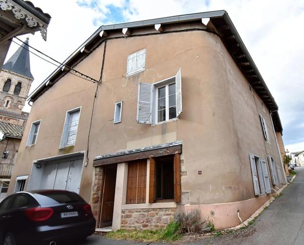 A découvrir au coeur du beaujolais maison de village à rénover idéal pour une famille avec ses grands volumes