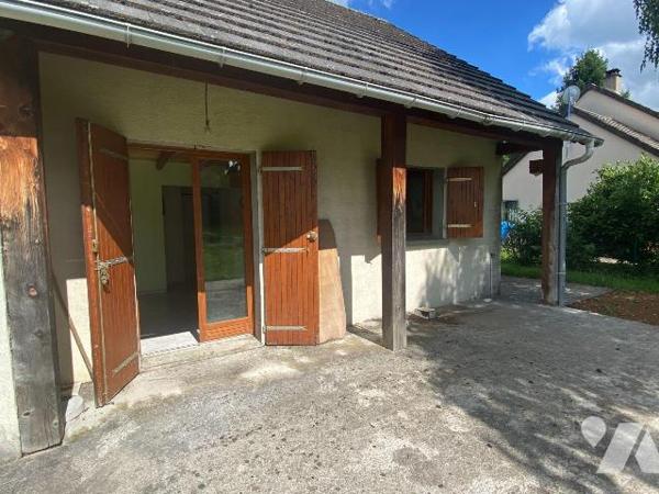 A vendre à Sauvat (CANTAL) dans un lotissement calme et verdoyant, un pavillon dont l'aménageme...