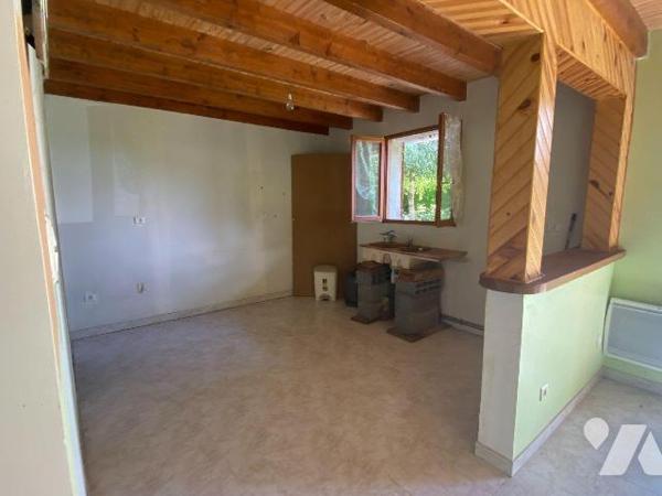 A vendre à Sauvat (CANTAL) dans un lotissement calme et verdoyant, un pavillon dont l'aménageme...