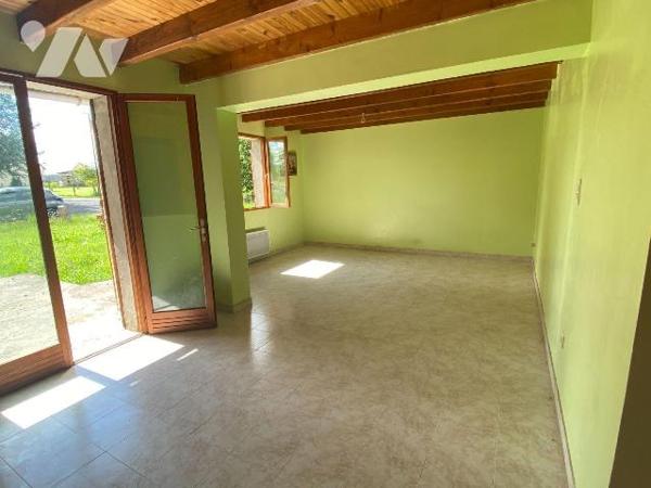 A vendre à Sauvat (CANTAL) dans un lotissement calme et verdoyant, un pavillon dont l'aménageme...