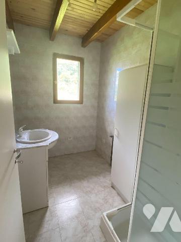 A vendre à Sauvat (CANTAL) dans un lotissement calme et verdoyant, un pavillon dont l'aménageme...