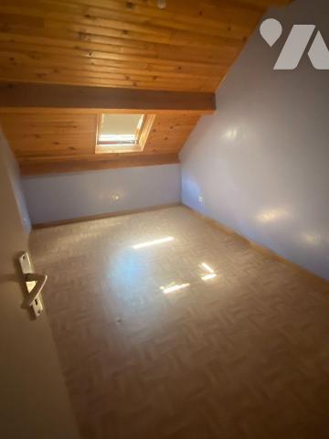 A vendre à Sauvat (CANTAL) dans un lotissement calme et verdoyant, un pavillon dont l'aménageme...