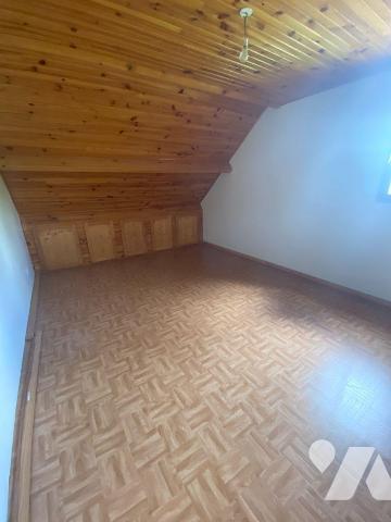 A vendre à Sauvat (CANTAL) dans un lotissement calme et verdoyant, un pavillon dont l'aménageme...