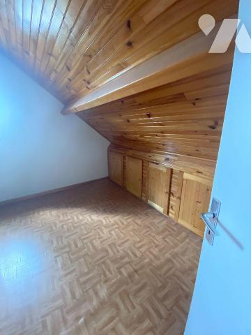 A vendre à Sauvat (CANTAL) dans un lotissement calme et verdoyant, un pavillon dont l'aménageme...