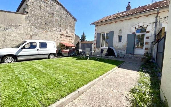 Maison à vendre    2 pièces •  Saintes