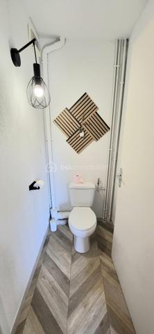 Découvrez cette maison de quatre pièces à vendre, offrant un cadre de vie agréable au cœur d'une copropriété. Construite en 2002, cette maison séduit par sa convivialité et son emplacement idéal, à proximité des commodités urbaines. Profitez d'une surface habitable de 82 m² et un garage de 30m2, incluant une terrasse spacieuse pour des moments de détente.

Dotée de deux niveaux, cette maison vous propose un agencement intérieur pratique et confortable. Vous assurant un espace de vie paisible et intime bien que situé en ville. Le séjour lumineux ouvre sur une terrasse, offrant une belle extension pour la vie en extérieur. Cette maison bien entretenue, sans travaux à prévoir, vous offre un cadre parfait pour développer votre projet de vie.

Cette maison bénéficie d'une place de parking, rare dans la zone.

À quelques minutes à pied, retrouvez transports en commun et commodités, facilitant vos déplacements quotidiens. Les charges annuelles de copropriété s'élèvent à 1 400€ pour un ensemble privé de 50 lots.

Cette maison en vente pourrait être votre prochaine demeure urbaine pratique et conviviale.