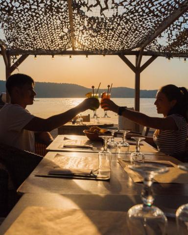 SAINT CHAMAS - Restaurant 80 couverts, Terrasse 150 places