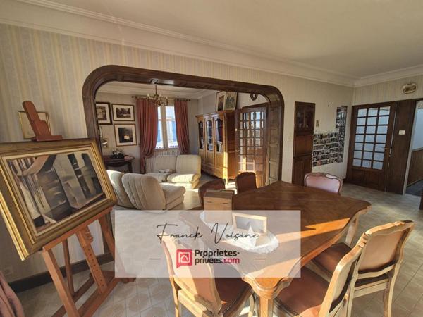 A VENDRE à Mouchamps, maison de 163 m2 env  et murs commerciaux de 158 m2 env  sur une parcelle de 248 m2 en centre ville