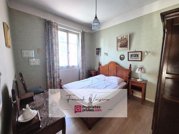 A VENDRE à Mouchamps, maison de 163 m2 env  et murs commerciaux de 158 m2 env  sur une parcelle de 248 m2 en centre ville