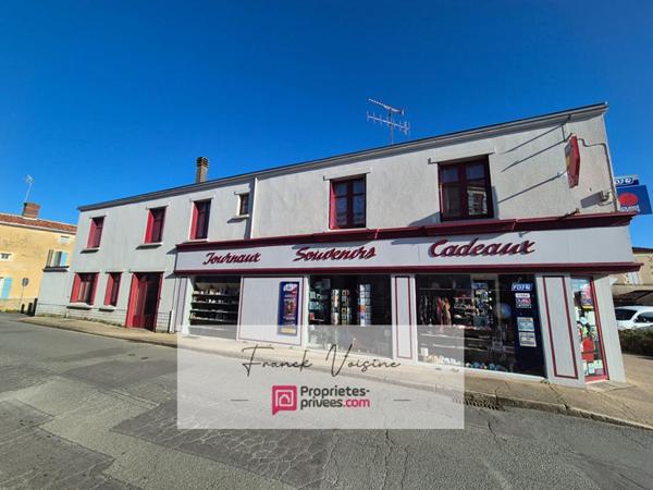 A VENDRE à Mouchamps, maison de 163 m2 env  et murs commerciaux de 158 m2 env  sur une parcelle de 248 m2 en centre ville