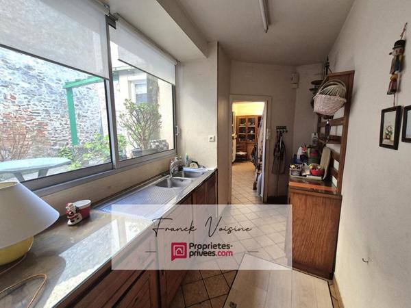 A VENDRE à Mouchamps, maison de 163 m2 env  et murs commerciaux de 158 m2 env  sur une parcelle de 248 m2 en centre ville