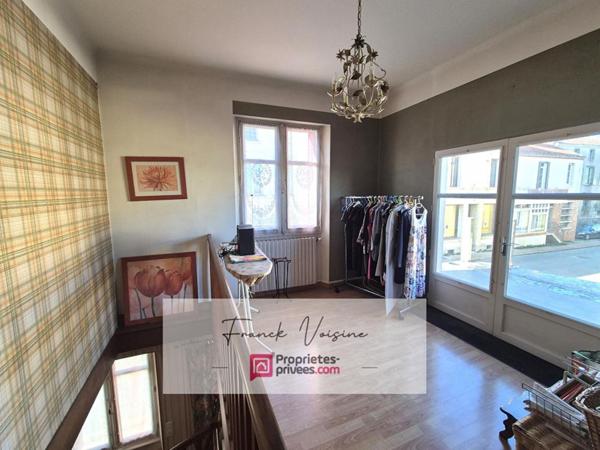 A VENDRE à Mouchamps, maison de 163 m2 env  et murs commerciaux de 158 m2 env  sur une parcelle de 248 m2 en centre ville