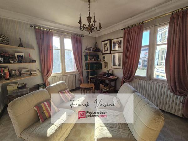 A VENDRE à Mouchamps, maison de 163 m2 env  et murs commerciaux de 158 m2 env  sur une parcelle de 248 m2 en centre ville