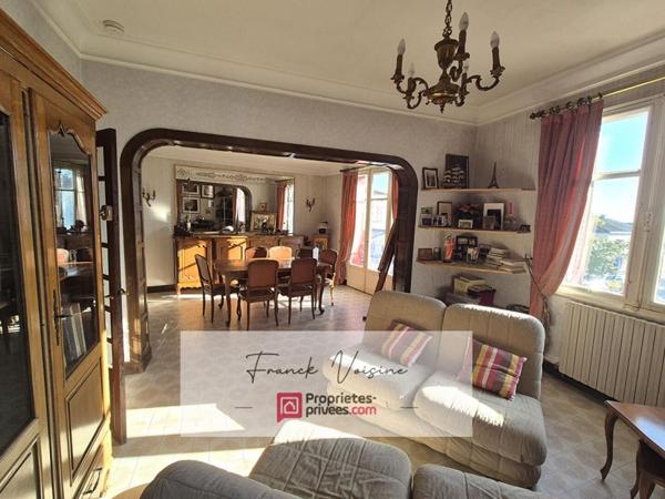 A VENDRE à Mouchamps, maison de 163 m2 env  et murs commerciaux de 158 m2 env  sur une parcelle de 248 m2 en centre ville