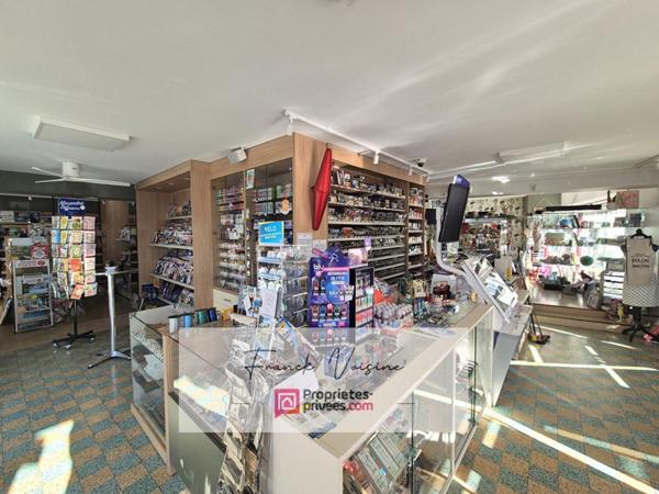 A VENDRE à Mouchamps, maison de 163 m2 env  et murs commerciaux de 158 m2 env  sur une parcelle de 248 m2 en centre ville