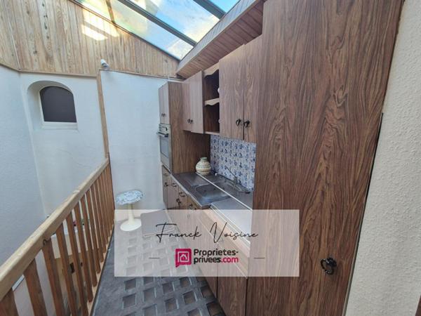 A VENDRE à Mouchamps, maison de 163 m2 env  et murs commerciaux de 158 m2 env  sur une parcelle de 248 m2 en centre ville