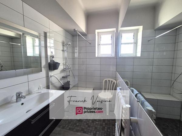 A VENDRE à Mouchamps, maison de 163 m2 env  et murs commerciaux de 158 m2 env  sur une parcelle de 248 m2 en centre ville