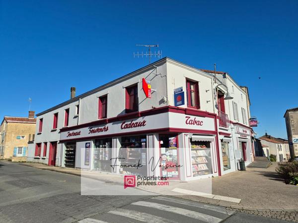 A VENDRE à Mouchamps, maison de 163 m2 env  et murs commerciaux de 158 m2 env  sur une parcelle de 248 m2 en centre ville