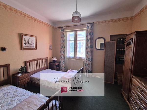 A VENDRE à Mouchamps, maison de 163 m2 env  et murs commerciaux de 158 m2 env  sur une parcelle de 248 m2 en centre ville