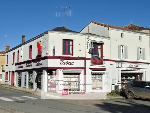 A VENDRE à Mouchamps, maison de 163 m2 env  et murs commerciaux de 158 m2 env  sur une parcelle de 248 m2 en centre ville