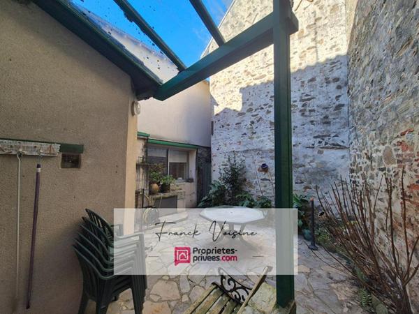 A VENDRE à Mouchamps, maison de 163 m2 env  et murs commerciaux de 158 m2 env  sur une parcelle de 248 m2 en centre ville