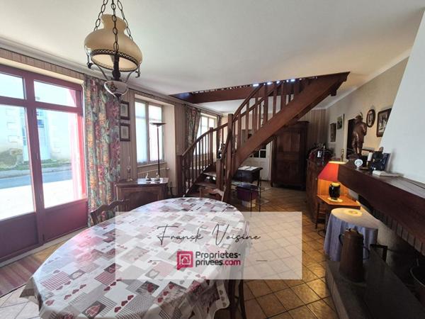 A VENDRE à Mouchamps, maison de 163 m2 env  et murs commerciaux de 158 m2 env  sur une parcelle de 248 m2 en centre ville