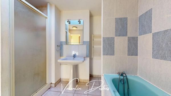 SECTEUR CARCASSONNE - IMMEUBLE MIXTE, COMMERCE LOUE, LOGEMENT LIBRE