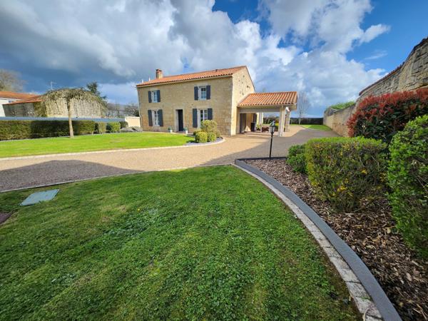 Sainte-Gemme-la-Plaine (85400) Maison en pierre coup de cœur avec 6 chambres et double garage