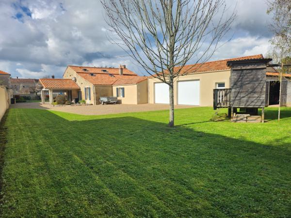 Sainte-Gemme-la-Plaine (85400) Maison en pierre coup de cœur avec 6 chambres et double garage